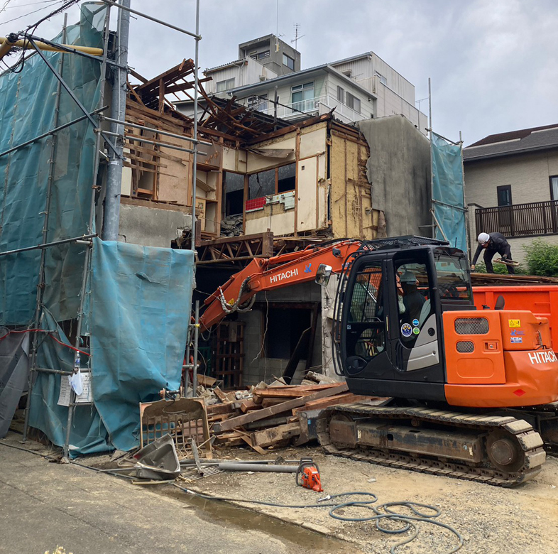 解体工事の現場から見える高松市の風景